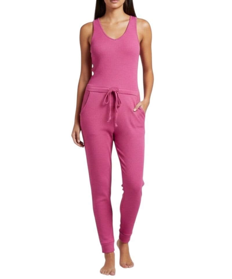 Jumpsuit-Sporty-fuchsia-roze-lange jumpsuit-ribbel-ribgebreid-stof-trendy-dames-kleding-kopen-bestellen-festival model-Photoroom