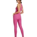 Jumpsuit-Sporty-fuchsia-roze-lange jumpsuit-ribbel-ribgebreid-stof-trendy-dames-kleding-kopen-bestellen-festival model achter-Photoroom