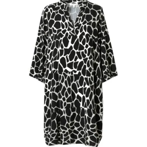 Jurk-Happy-Zebra-zwart-zwarte-korte-dames-jurken-met-zebra-print-zomer-jurk-dresses-jurkjes-kopen-bestellen-trendy-Photoroom