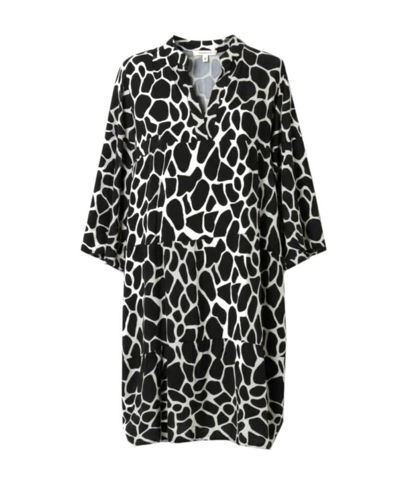 Jurk-Happy-Zebra-zwart-zwarte-korte-dames-jurken-met-zebra-print-zomer-jurk-dresses-jurkjes-kopen-bestellen-trendy-Photoroom