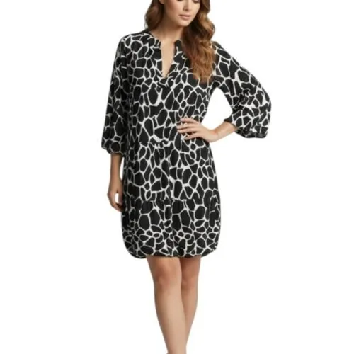 Jurk-Happy-Zebra-zwart-zwarte-korte-dames-jurken-met-zebra-print-zomer-jurk-dresses-jurkjes-kopen-bestellen-trendy model-Photoroom
