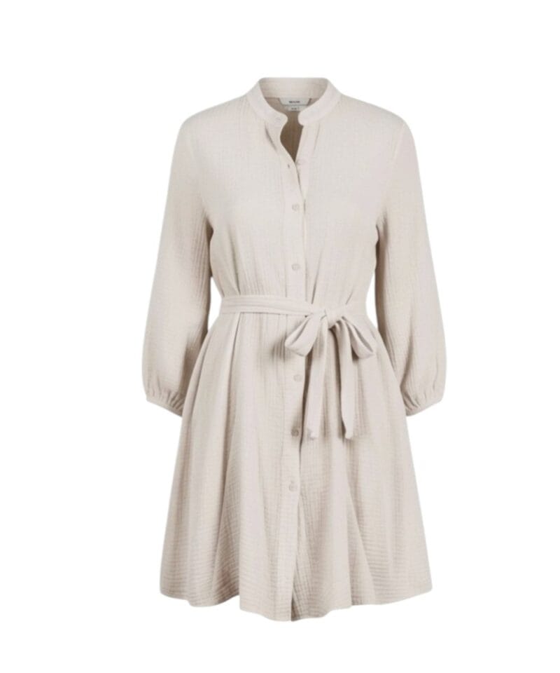 Jurk Summer Love beige-zand-taupe-hemdjurk-leuke-lange-mouwen-katoenen-jurk-tailleband-fashion-kleding-dames-kopen-bestellen-online -Photoroom