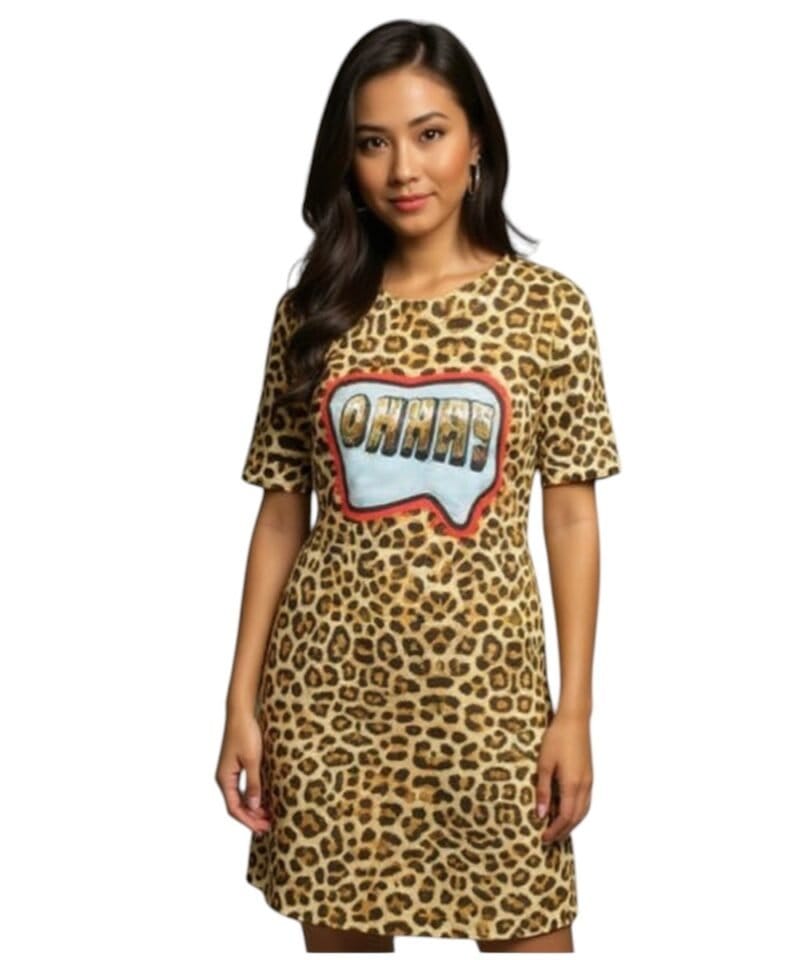 Jurk-Tiger-Lilly-tijgerprint-dierenprint-cartoon-tekst-jurken-dames-kleding-mode-musthave-fashion-bestellen-kopen-summer-dress-model-Photoroom