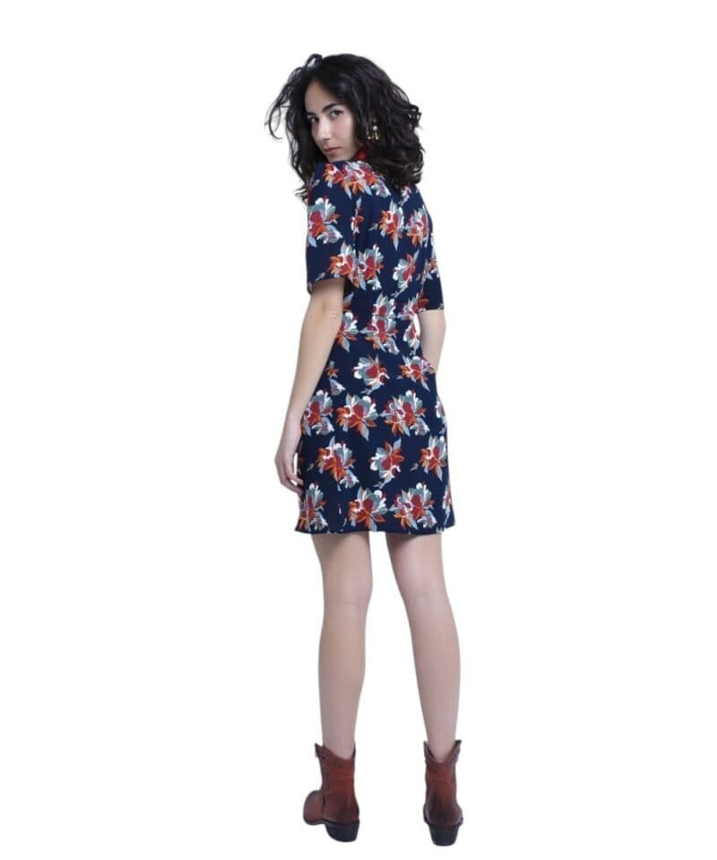 Jurk-happy-flowers-blauw-blauwe-navy-zomer-korte-jurken-met-bloemen-print-dames-kleding-midi-dress-with-ruffle-detail-in-floral-print-achterkant-Photoroom