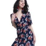 Jurk-happy-flowers-blauw-blauwe-navy-zomer-korte-jurken-met-bloemen-print-dames-kleding-midi-dress-with-ruffle-detail-in-floral-print-bestellen-Photoroom
