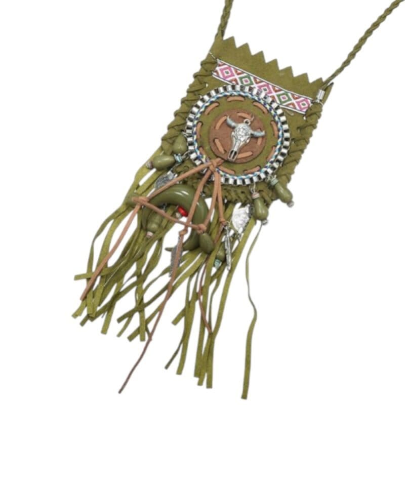 Ketten-Boho-Bull-Skull-groen-groene-lange-ketting-met-klein-tasje-boho-bedels-franjes-trendy-festival-kopen-details (1)-Photoroom