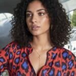 Ketting-The-Look-goud-gouden-ketting-met-oog-en-kruis-bedel-dames-fashion-sieraden-kopen-bestellen-detail-model