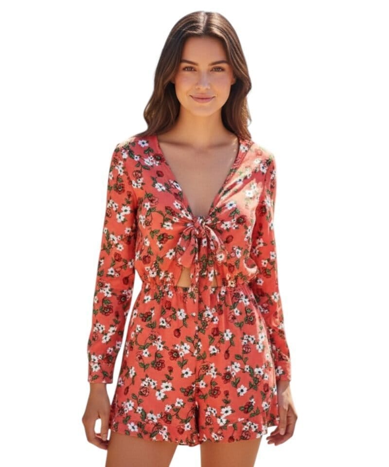 Koraal Jumpsuit-Happy-Flowers- koraal met bloemenprint playsuit-broekpakje-playsuit strik detail-sexy-festival-kleding-fashion-model-Photoroom
