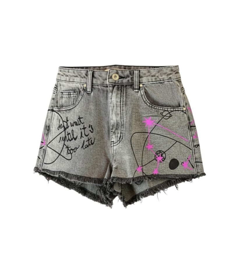 Korte Spijkerbroek Paint Jeansshort-korte-spijkerbroek-zwart-met-print-tekst-do-not-wait-trendy-dames-shorts-broeken-jeans-kopen-bestellen-1-Photoroom