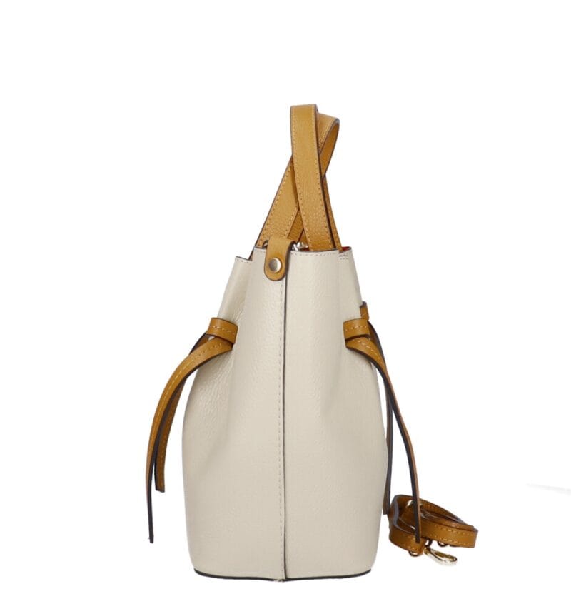 Leren Handtas Brenda beige met cognac hengsel en details rode voering extra binnentas bag in bag leder chic kantoortassen kopen zijkant