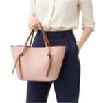 Leren Handtas Brenda snoeproze lichtroze roze met cognac hengsel en details rode voering extra binnentas bag in bag leder chic kantoortassen kopen model (Bewerken met AI)-Photoroom