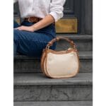 Leren Handtas Nuccia beige half ronde schoudertas cognac hengsels details chique trendy dames tassen leer kopen model1