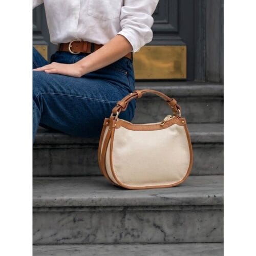 Leren Handtas Nuccia beige half ronde schoudertas cognac hengsels details chique trendy dames tassen leer kopen model1