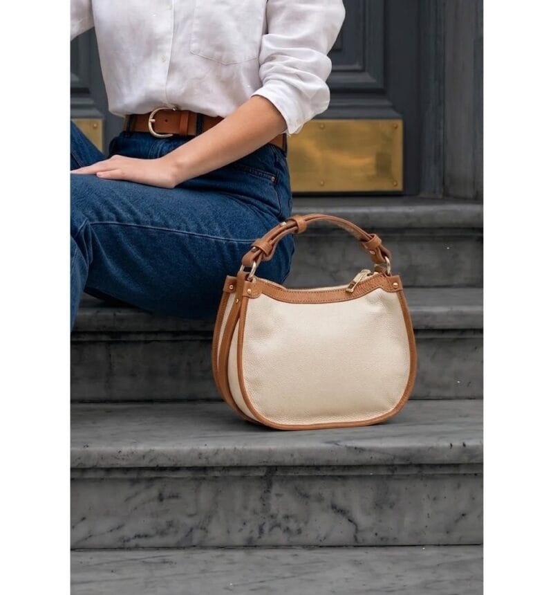 Leren Handtas Nuccia beige half ronde schoudertas cognac hengsels details chique trendy dames tassen leer kopen model1