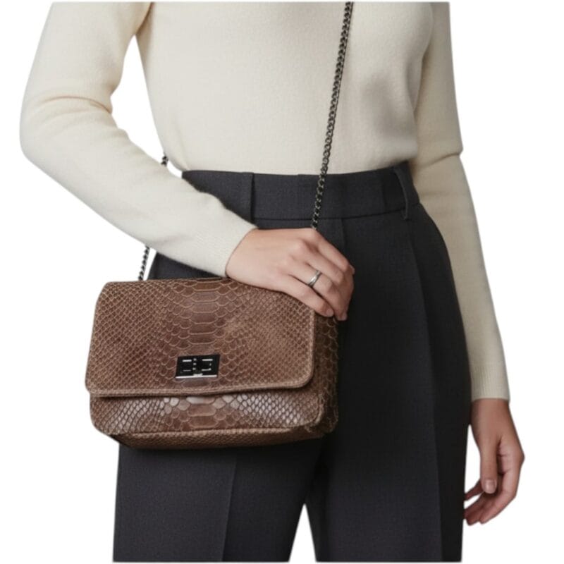 Leren Schoudertas Eva Snake cognac trendy leren schoudertas slangenprint donker metalen kettinghengsel kopen bestellen model (Bewerken met AI)-Photoroom