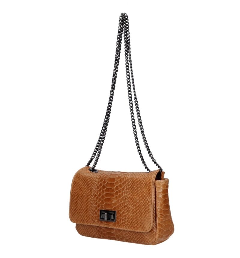 Leren Schoudertas Eva Snake cognac trendy leren schoudertas slangenprint donker metalen kettinghengsel kopen bestellen zij