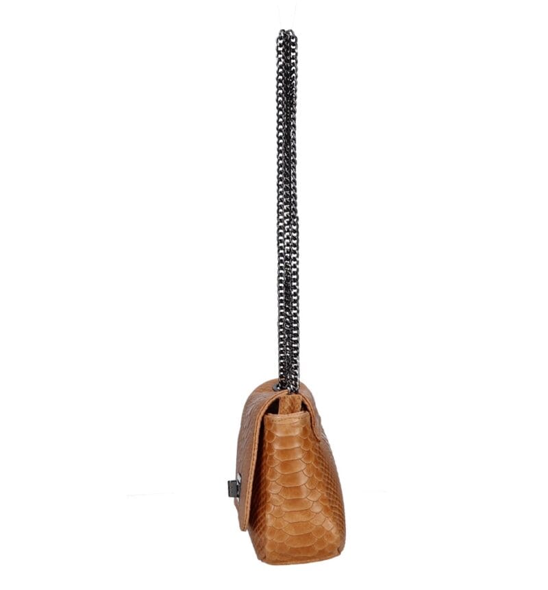 Leren Schoudertas Eva Snake cognac trendy leren schoudertas slangenprint donker metalen kettinghengsel kopen bestellen zijkant