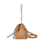 Leren Schoudertas Morgana cognac trekkoord flap kettinghengsel leer schoudertassen crossbodytas kopen bestellen chique zijkant
