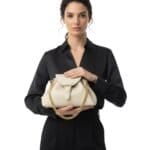 Leren Schoudertas Morgana taupe trekkoord flap kettinghengsel leer schoudertassen crossbodytas kopen bestellen chique model