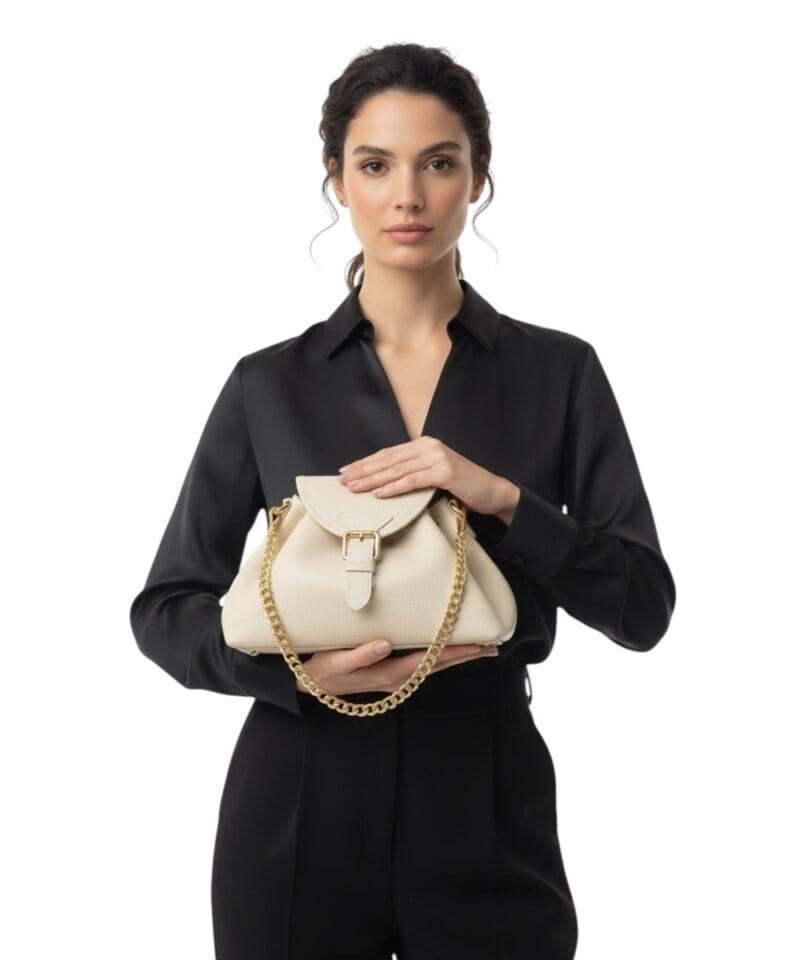 Leren Schoudertas Morgana taupe trekkoord flap kettinghengsel leer schoudertassen crossbodytas kopen bestellen chique model