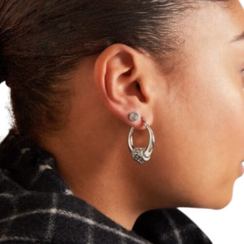 Oorbellen-Indian-Vibes-Edelstalen-zilveren-zilver-oorbel-trendy-rvs-waterbestendige-earrings-kopen-bestellen-yehwang-indisch-details model-Photoroom