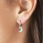 Oorbellen-Pastel-Moon-zilver-zilveren-oorbellen-met-blauw-blauwe-halve-maan-moon-bedel-evil-eye-oorbellen-kopen model