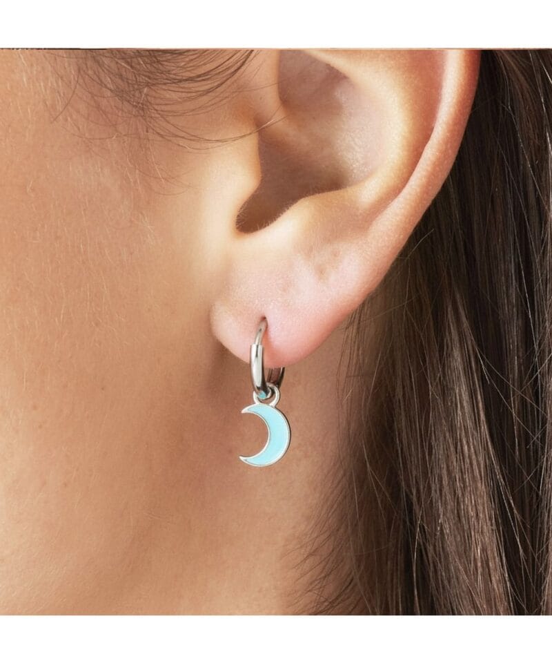 Oorbellen-Pastel-Moon-zilver-zilveren-oorbellen-met-blauw-blauwe-halve-maan-moon-bedel-evil-eye-oorbellen-kopen model
