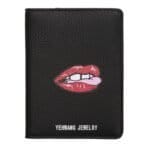 Paspoorthoesje-Lips-zwart-zwarte-paspoorthoes-paspoorthouder-met-lippen-print-fashion-portemonee-online-kopen-Photoroom