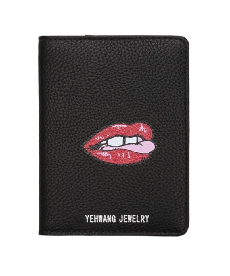 Paspoorthoesje-Lips-zwart-zwarte-paspoorthoes-paspoorthouder-met-lippen-print-fashion-portemonee-online-kopen-Photoroom