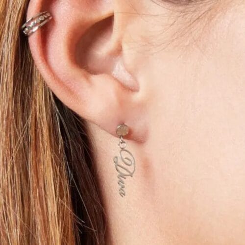 RVS-Oorbellen-Diva-zilver-zilveren-dame-oorbellen-tekst-rebel-waterbestendige-trendy-oorbel-earrings-kopen-bestellen-detail model-Photoroom