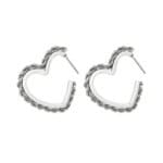 RVS-Oorbellen-Hart-zilver-zilveren-hartvormige-dames-oorbellen-gedaaid-detail-dames-sieraden-kopen-bestellen