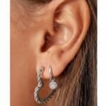 RVS-Oorbellen-Hart-zilver-zilveren-hartvormige-dames-oorbellen-gedaaid-detail-dames-sieraden-kopen-bestellen model