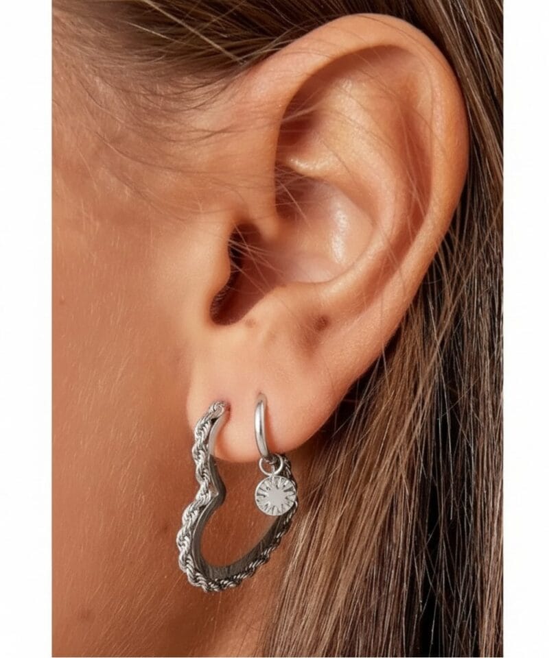 RVS-Oorbellen-Hart-zilver-zilveren-hartvormige-dames-oorbellen-gedaaid-detail-dames-sieraden-kopen-bestellen model