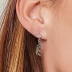 RVS-Oorbellen-Rebel-zilver-zilveren-dame-oorbellen-tekst-rebel-waterbestendige-trendy-oorbel-earrings-kopen-bestellen-model