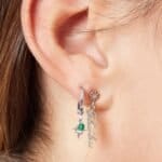 RVS-Oorbellen-flawless-zilver-zilveren-dame-oorbellen-tekst-rebel-waterbestendige-trendy-oorbel-earrings-kopen-bestellen-model