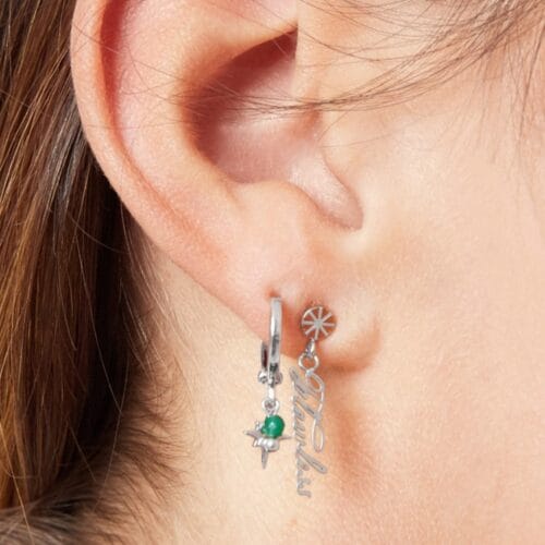 RVS-Oorbellen-flawless-zilver-zilveren-dame-oorbellen-tekst-rebel-waterbestendige-trendy-oorbel-earrings-kopen-bestellen-model