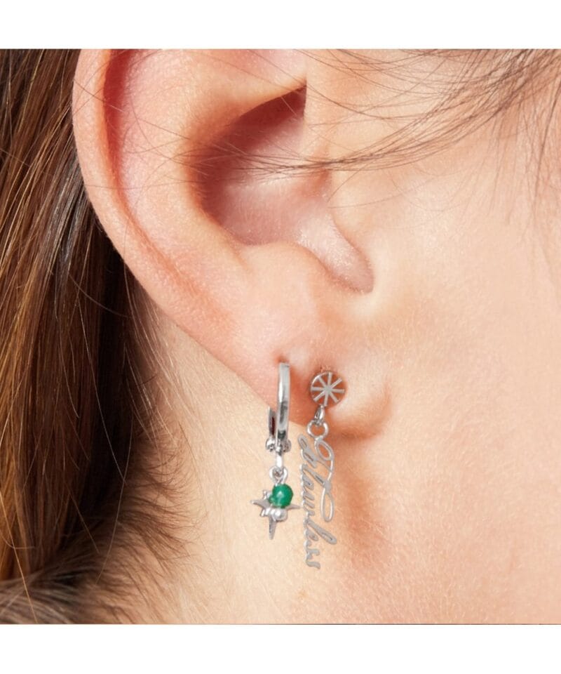 RVS-Oorbellen-flawless-zilver-zilveren-dame-oorbellen-tekst-rebel-waterbestendige-trendy-oorbel-earrings-kopen-bestellen-model