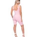 Roze-Jumpsuit-Biker-Shorts-pink-roze-wielrenbroek-pakje-playsuit-bodysuit-festival-fashion-outfit-kopen-sexy-achter model-Photoroom
