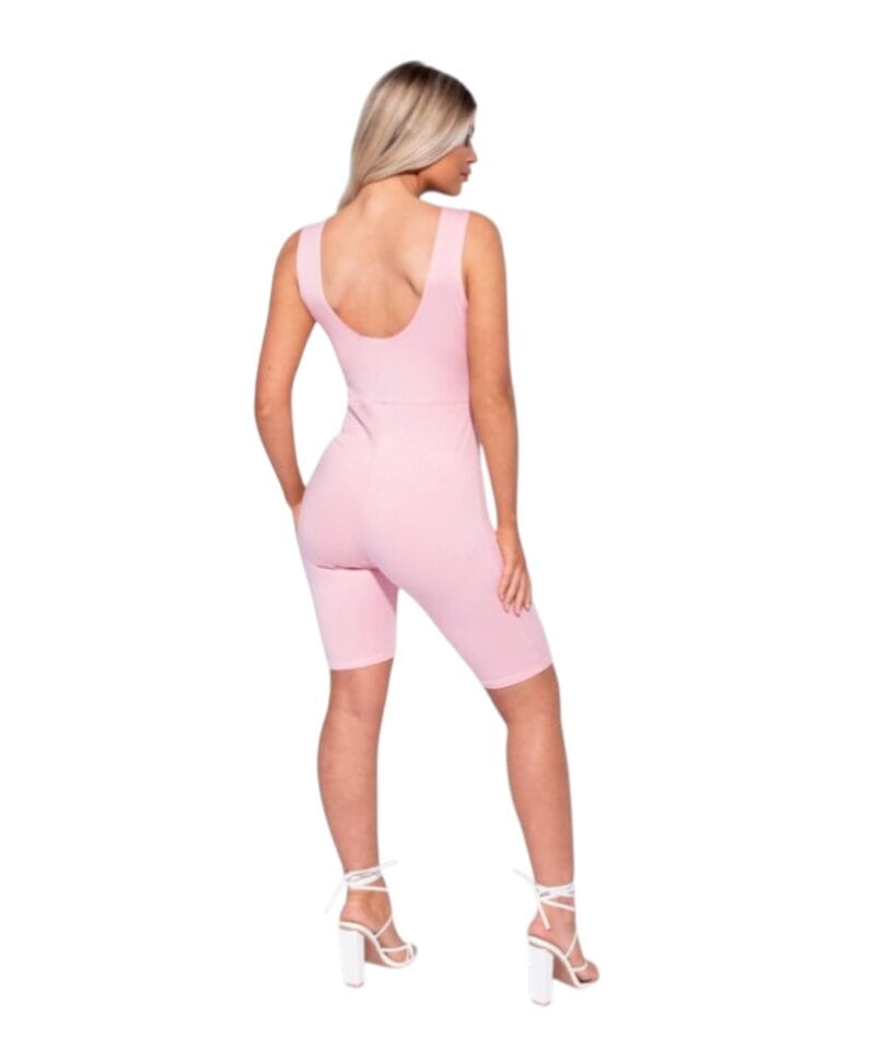 Roze-Jumpsuit-Biker-Shorts-pink-roze-wielrenbroek-pakje-playsuit-bodysuit-festival-fashion-outfit-kopen-sexy-achter model-Photoroom