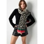 Sjaal Bee Love zwart wit groen rode print sjaal bijen print classy chique wintersjaals kopen bestellen detail