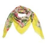 Sjaal-Botanic-paradise-geel-gele-multi-gekleurde-dames-sjaals-met-gekleurde-bloemenprint-vogels-bomen-musthave-fashion-omslagdoeken-shawls-sjaaltjes-online-Photoroom