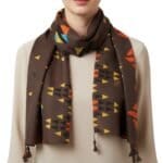Sjaal-Grapic-Style-bruin-bruine-lange-trendy-staal-grafische-gekleurde-print-kwasjes-dames-shawls-omslagdoeken-kopen-bestellen-model-Photoroom