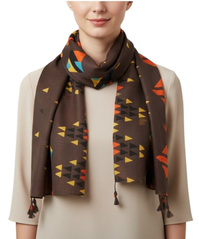 Sjaal-Grapic-Style-bruin-bruine-lange-trendy-staal-grafische-gekleurde-print-kwasjes-dames-shawls-omslagdoeken-kopen-bestellen-model-Photoroom