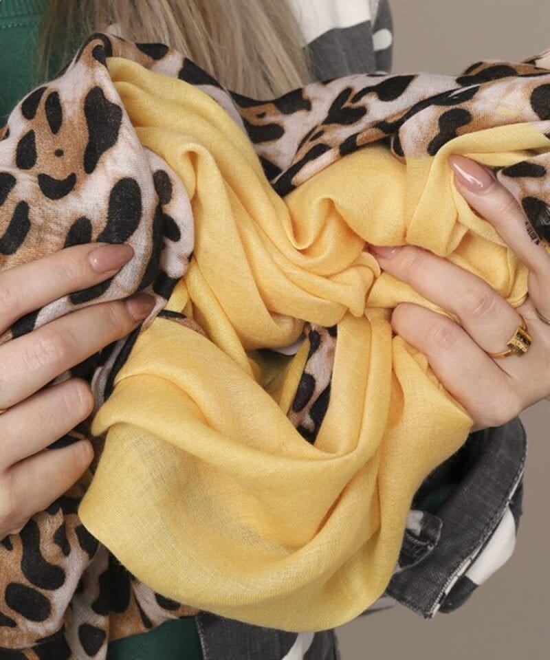 Sjaal-Wild-leopard-geel-gele-leopard-panterprint-sjaals-sjaaltjes-online-kopen-dames-accessoires-Photoroom