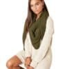 Sjaal-Wrap-Me-groen-groene-trendy-dames-sjaals-gebreide-grote-warme-fashion-omslagdoeken-yehwang-kopen-bestellen-Photoroom