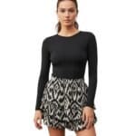 Skort-Pretty-Rushes-zwart-zwarte-wit witte-print-broekrok-korte-broek-short-skorts-laagjes-trendy-festival-kleding-kopen-musthaves model-Photoroom