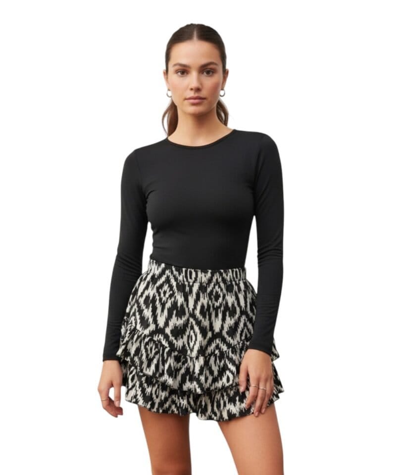 Skort-Pretty-Rushes-zwart-zwarte-wit witte-print-broekrok-korte-broek-short-skorts-laagjes-trendy-festival-kleding-kopen-musthaves model-Photoroom
