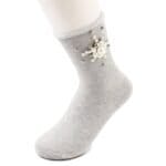 Sokken-Pearl-Flower-grijs-grijze-korte-dames-sokken-met-witte-grijze-parel-bloemen-detail-musthave-fashion-socks-festival-dames-sokken-strik