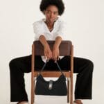 Suede Schoudertas Mareta donkerbruin bruine leer schoudertassen goud draaislot kopen bestellen chique model