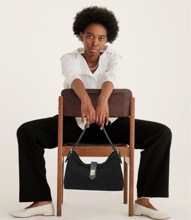 Suede Schoudertas Mareta donkerbruin bruine leer schoudertassen goud draaislot kopen bestellen chique model